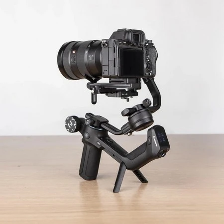 FeiyuTech Scorp 2 зі встановленою камерою Sony Alpha і важким зумом; видно сенсорний OLED-дисплей, розташований прямо на верхній похилій рукоятці для контролю параметрів під час нижніх ракурсів