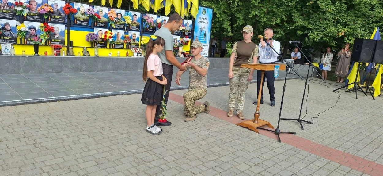 Офіцер відділу управління 1-го відділення Роздільнянського РТЦК та СП лейтенант Леонід Гроза вручає орден брату загиблого Героя