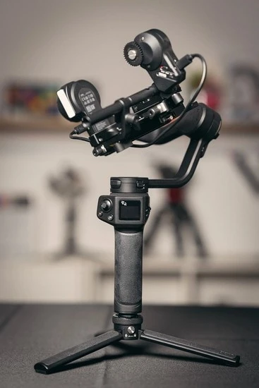 Zhiyun Weebill 3S на ніжках-триподі без камери; виразно видно модуль вбудованого діодного підсвічування Fill Light, механічні червоні замки осей і колесо керування нахилом