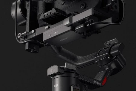 Карбоновий важіль осі Roll з виразним плетінням волокна, блок передавача RavenEye під швидкознімним майданчиком камери, автоматичний фіксатор осі Auto Lock
