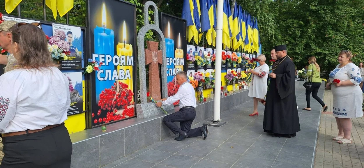 Олексій Осійчук покладає квіти загиблим землякам