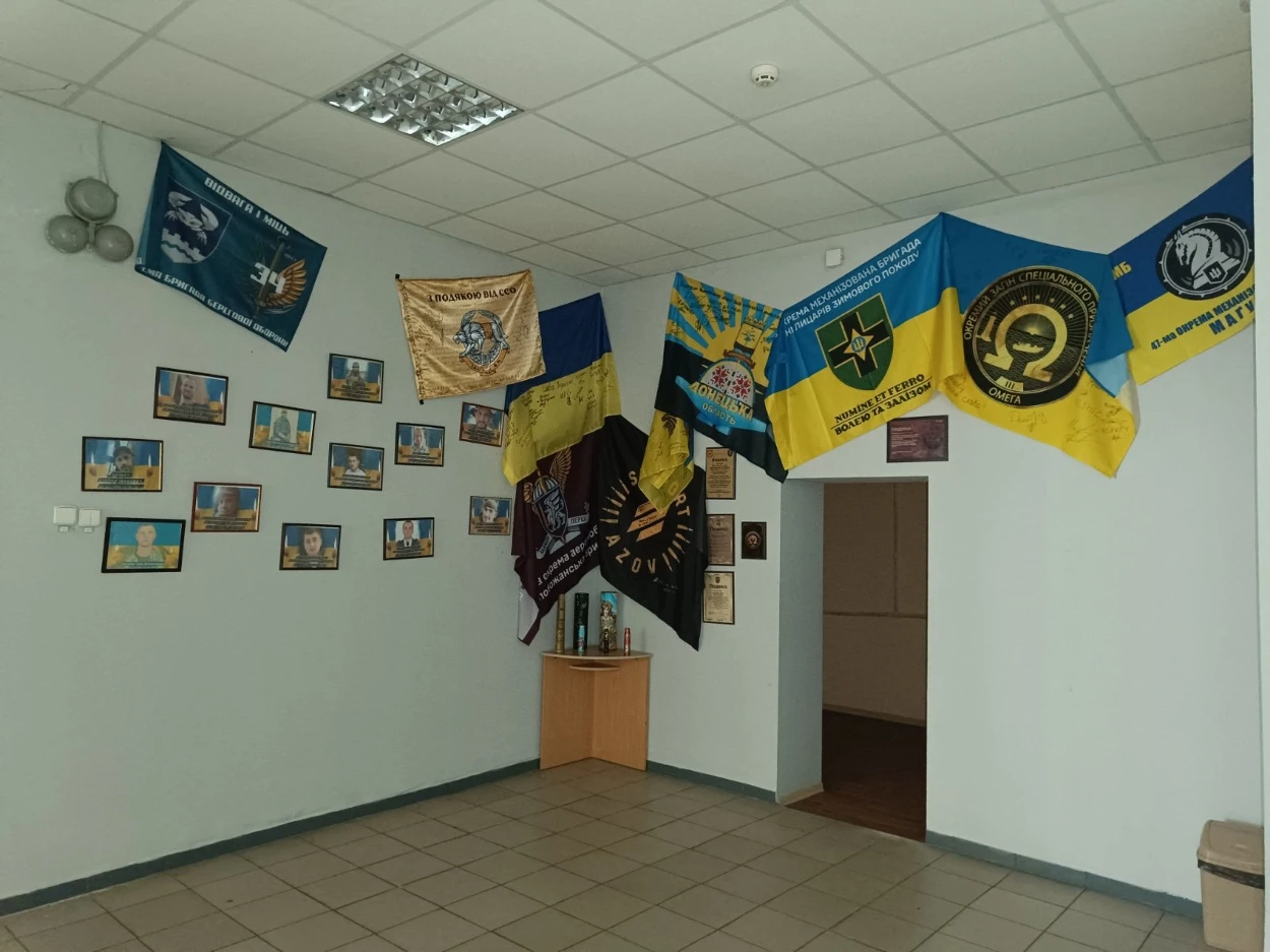 Куточок пам’яті з  фото загиблих героїв х чотирьох сіл громади. Двоє з них випускники  ліцею. Поруч подаровані захисниками прапори, як вдячність за допомогу