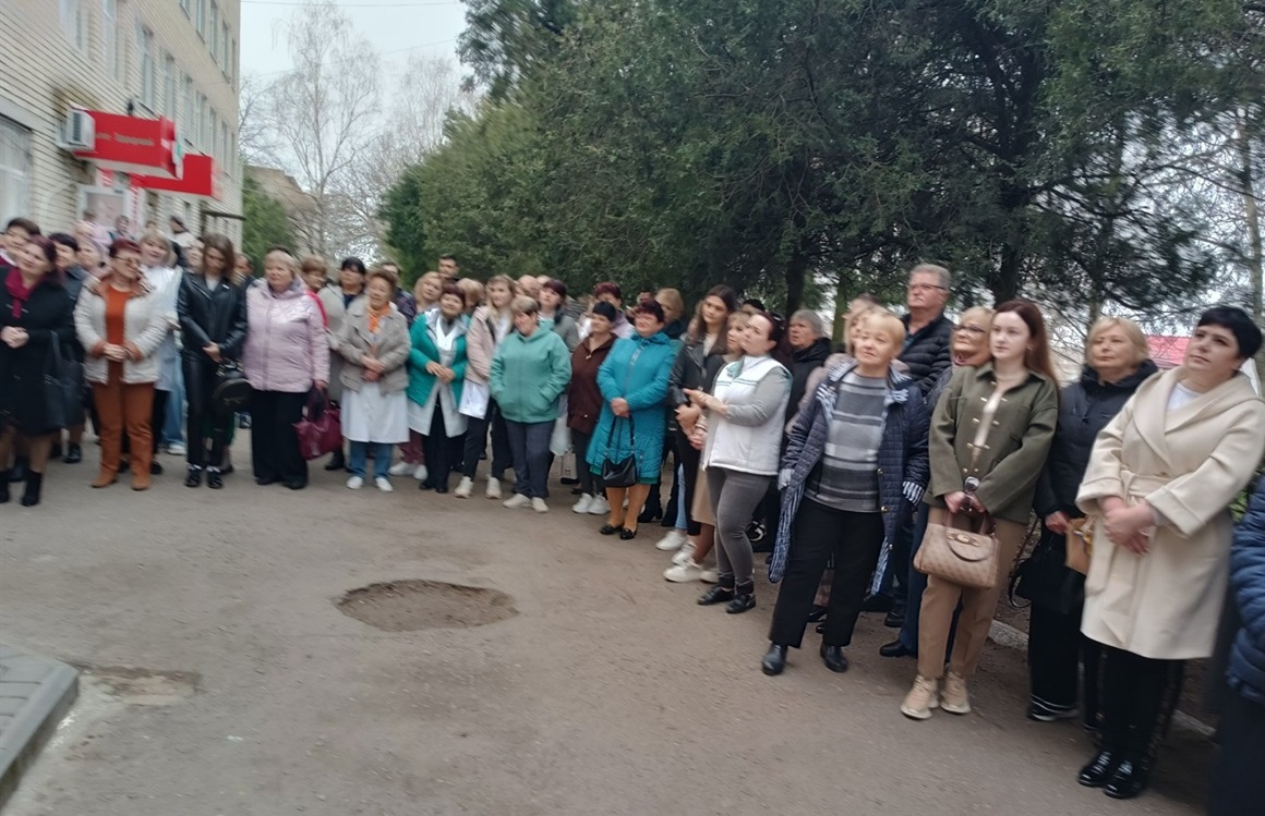 Під час відкриття меморіальної дошки Заслуженому лікарю України  Григорію Яковичу Бурлаці