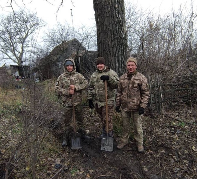 Іван (в капюшоні)
