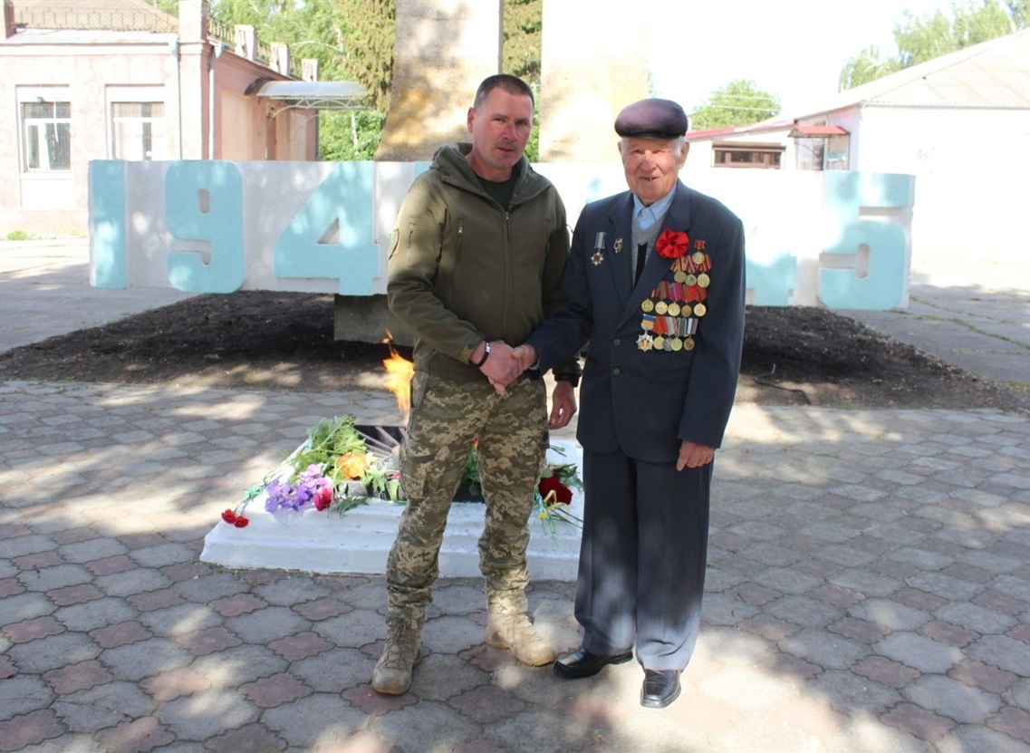 Олександр Гончаров і єдиний ветеран Другої світової Іван Добровольський 8 травня 2024 року