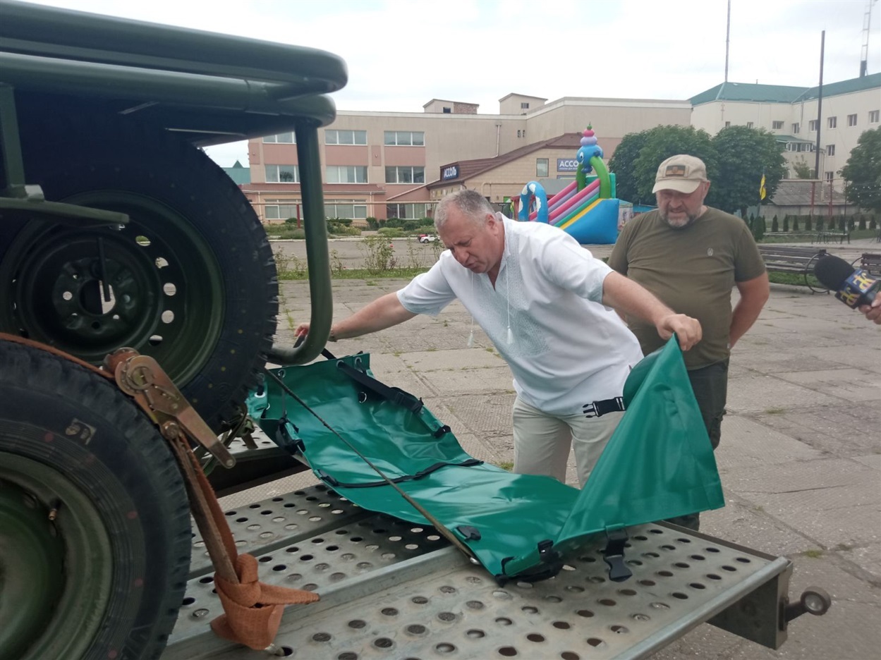 Михайло Лазаренко демострує ноші