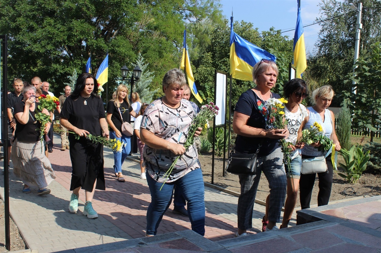 Квіти загиблим землякам