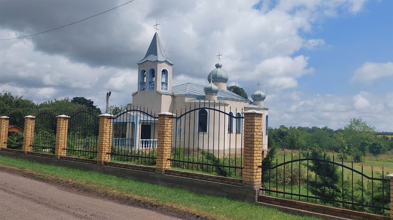 Огорожа біля храму