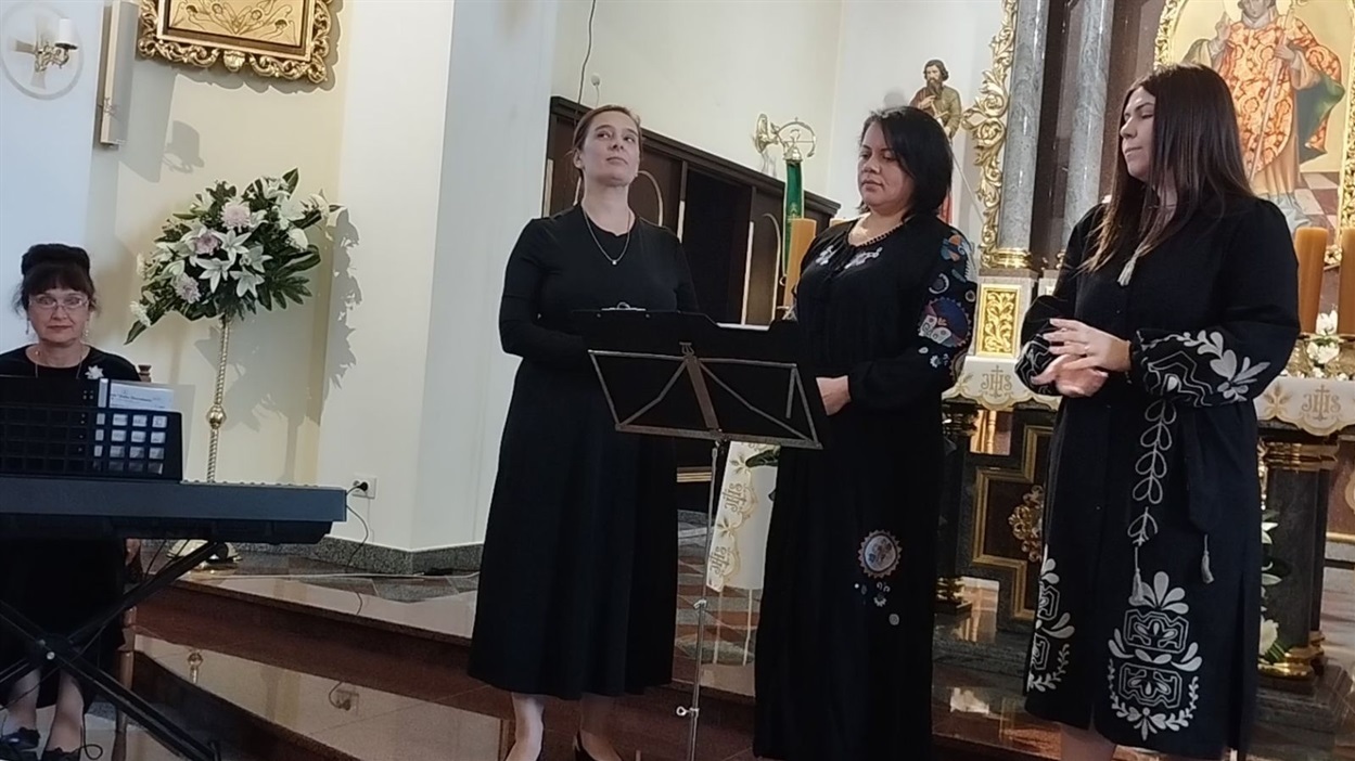 Виступає вокальне тріо: Олександра Закржевська,  Алла Кушнір та Анастасія Цинор.  Музичний супровід Ліни Гнатюк (фортепіано).
