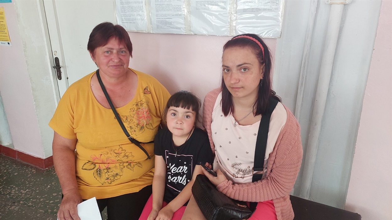 Маленька Богданка з матусею і бабусей на прийомі до Світлани Кузьміч 