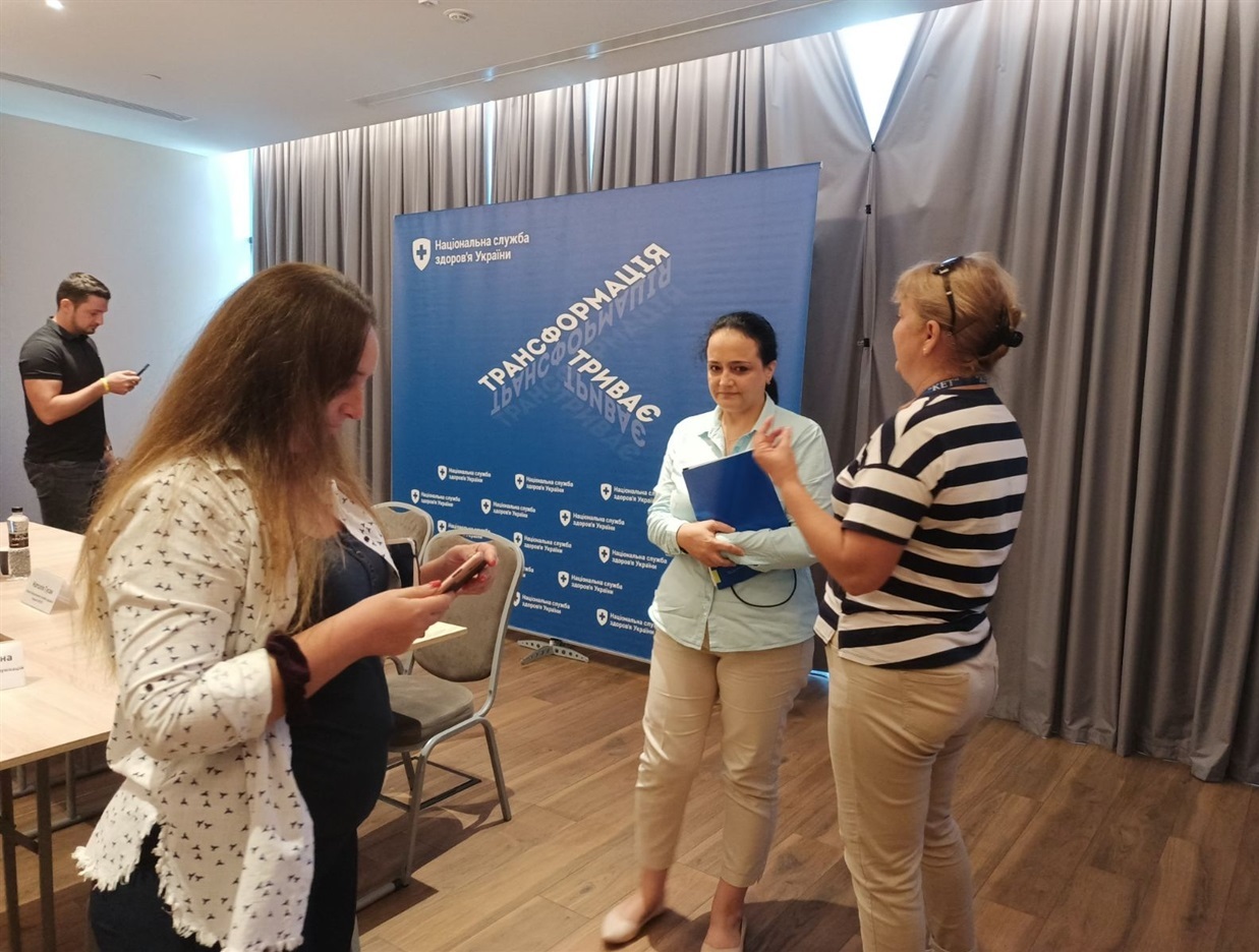 Наталія Гусак невимушено спілкується з медійницями