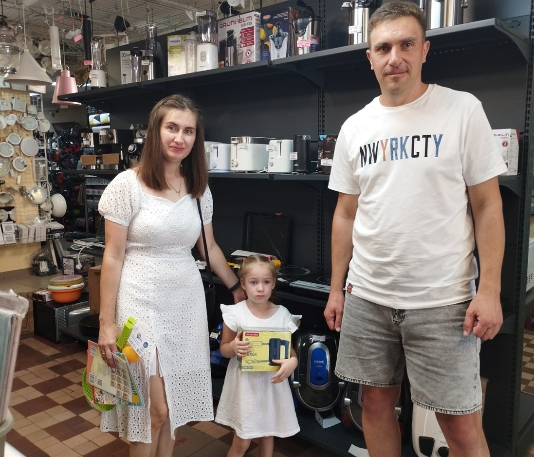Аліса Залєсова з батьками в магазині "Фортеця" з винраним міксером