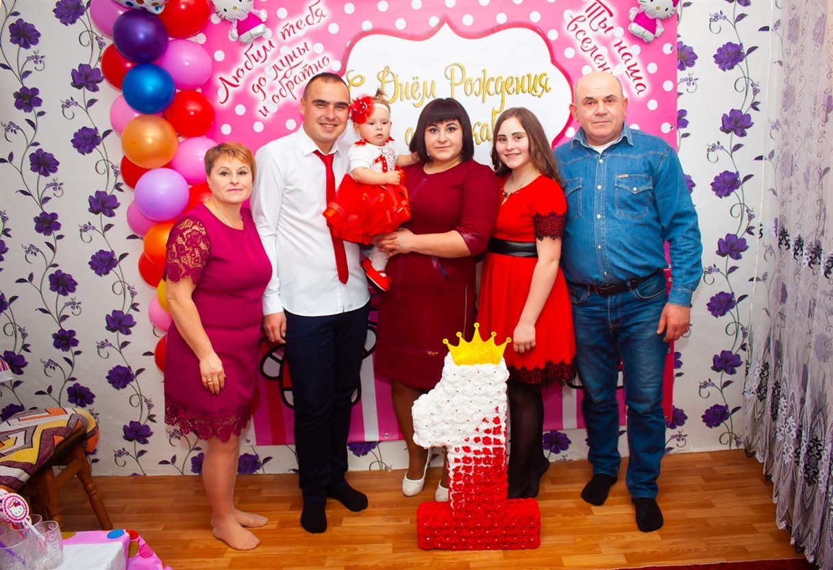 Олександра (ще школярка) зі своєю родиною
