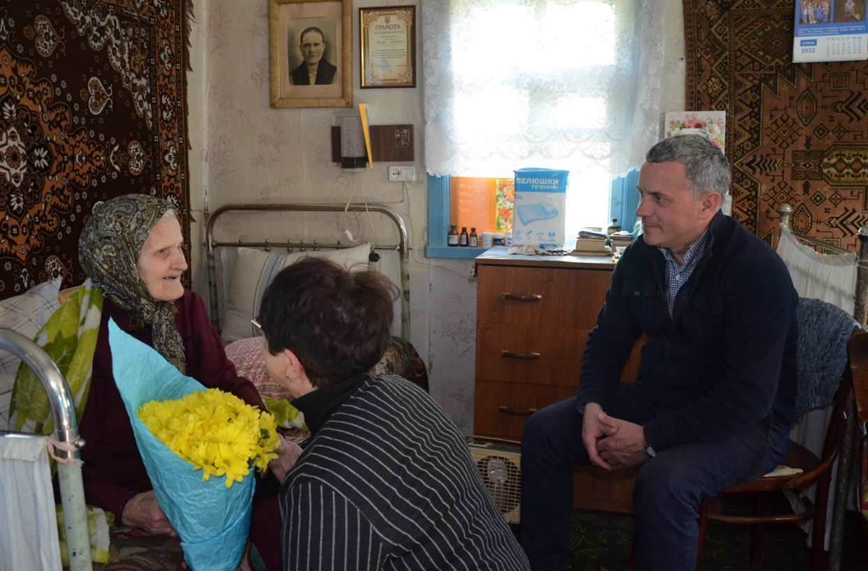 Керівники Балтщини вітають довгожительку з Днем матері
