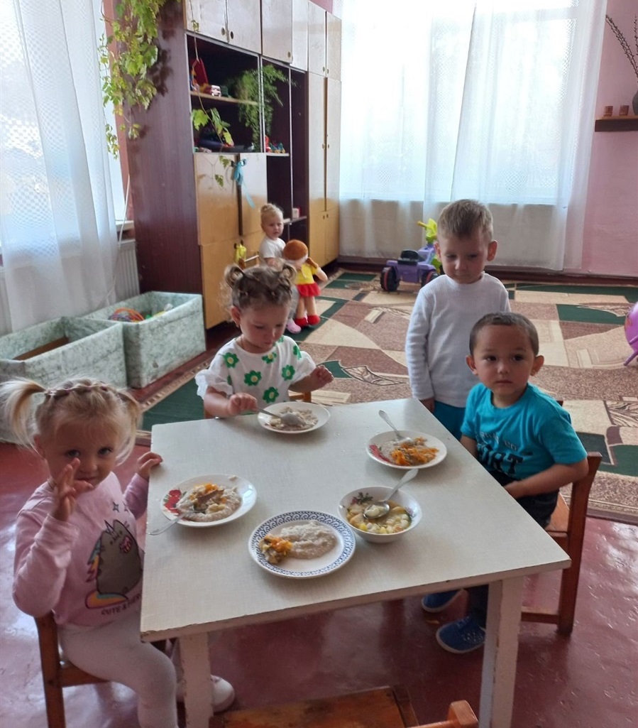 Малеча за обідом