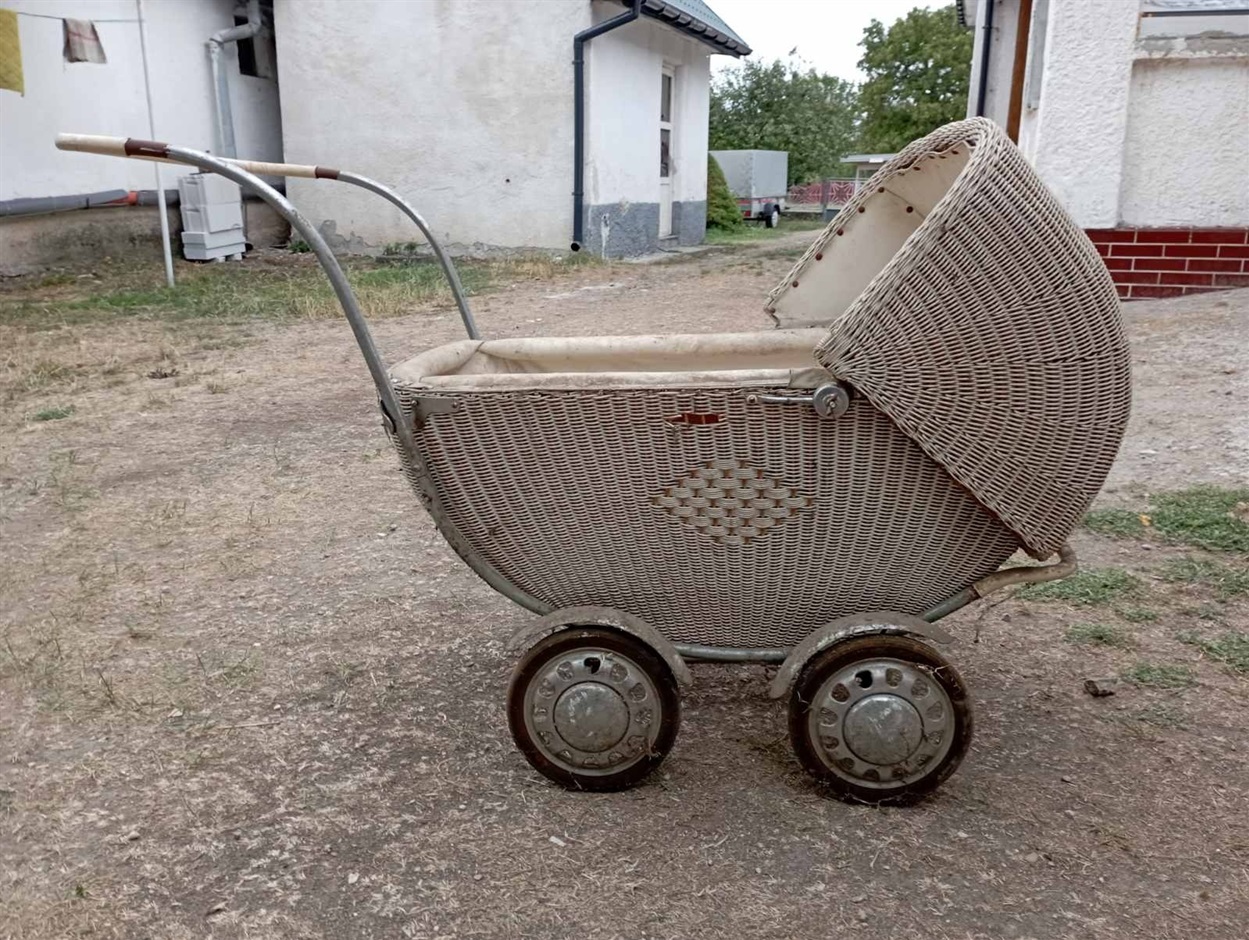 Дитячий візочок минулого століття