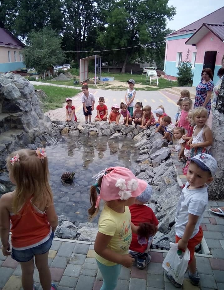 В Балтському дитячому садку № 11 малеча біля облаштованої для неї в рамках "громадського бюджету" міні водойми