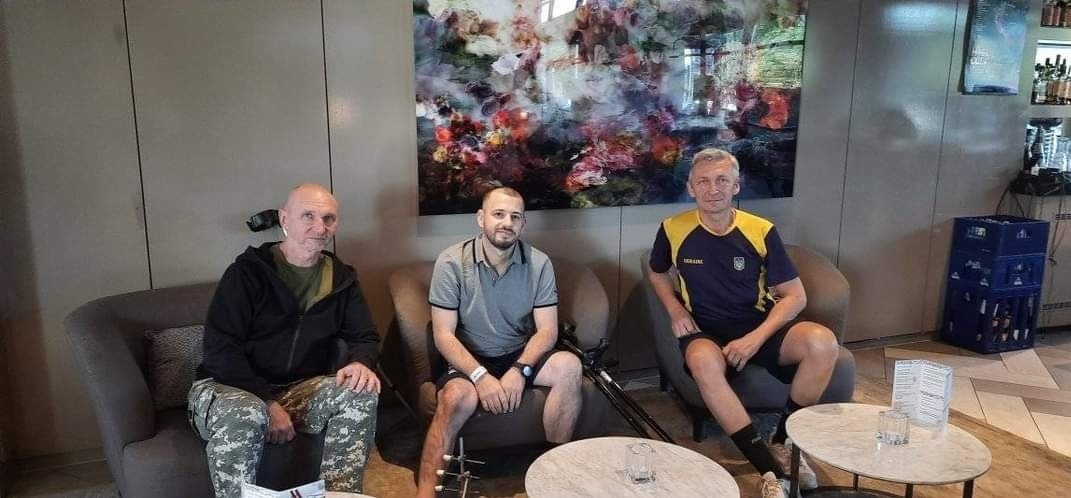 В Нідерландах, в госпіталі. В четвер приїхав, а в неділю вже мав гостя з посольства України в Нідерландах