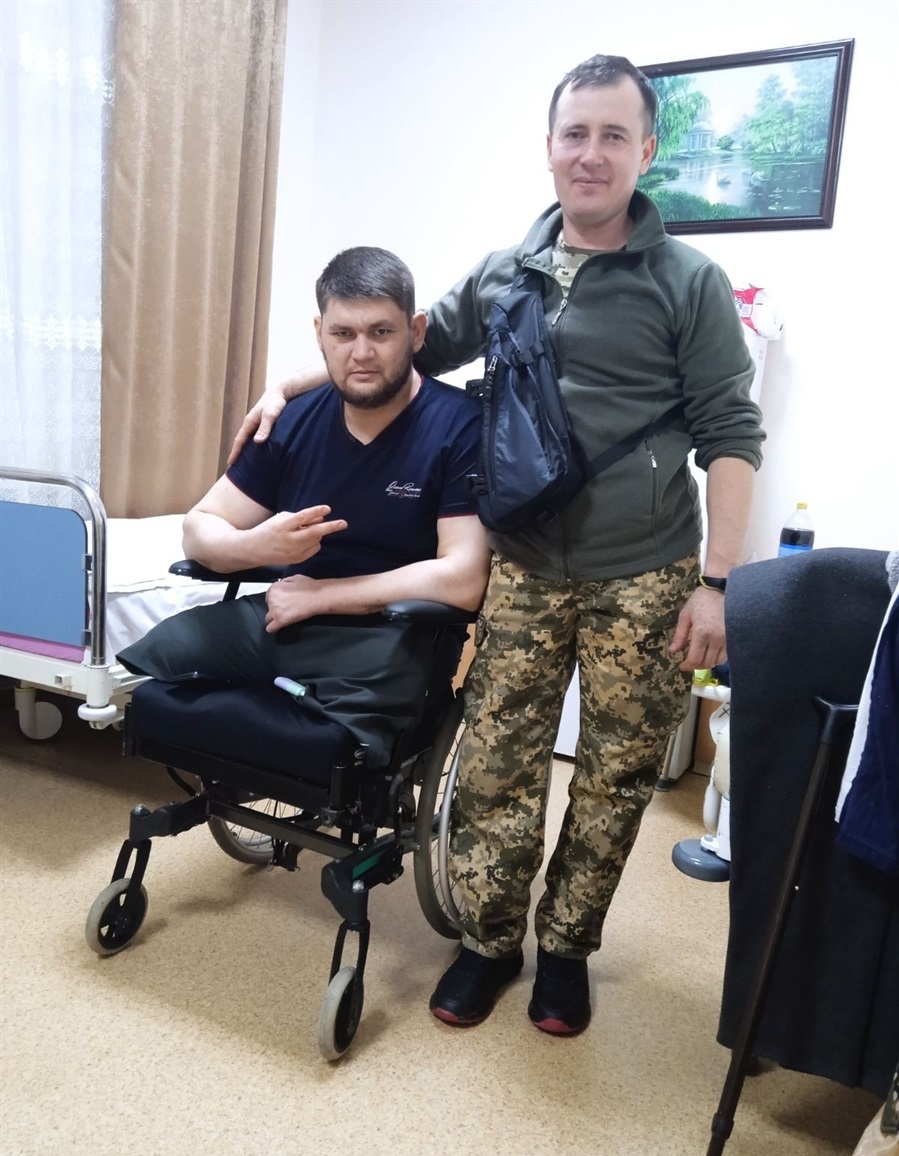 Провідує свого друга в госпіталі