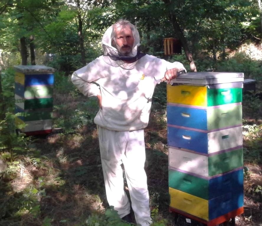 Іван Григорчук біля своїх вуликів