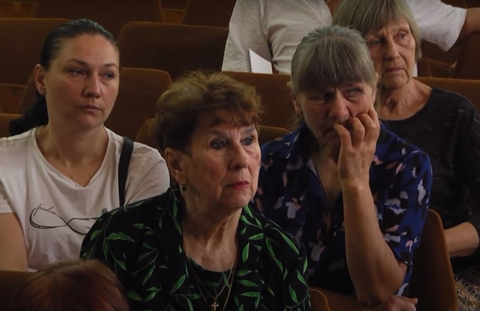 Родичі військовослужбовців під час зустрічі