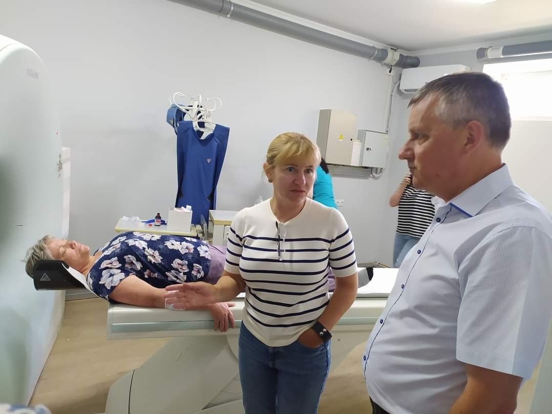 Керівниця діагностичного Центру „CITI NET LAB” Олена Михайлівна Ухаль із Захарівським селищним головою Олексієм Кузьмичем Осійчуком під час запуску комп’ютерного томографу