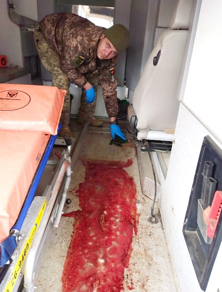 Євген відмиває свою автівку після перевезення поранених побратимів