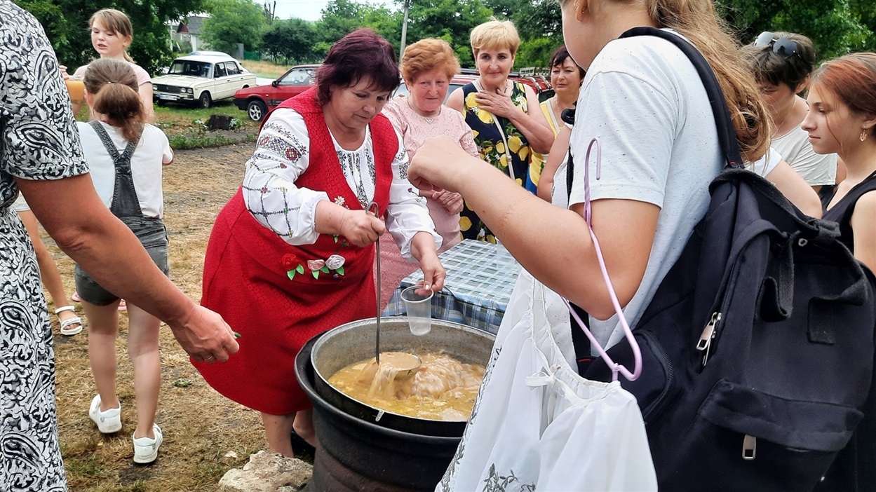 Юшку приготували і всіх пригощали