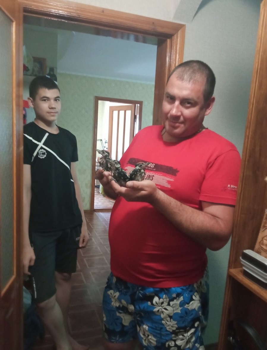 Андрій Овчаров з врятованими пташенятами