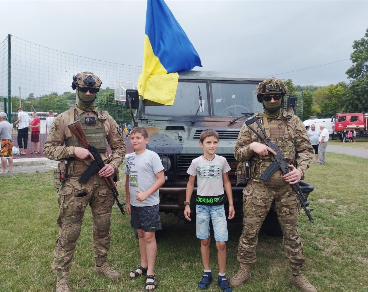 Місцеві хлопчаки з задоволенням фотографувалися з нашими захисниками