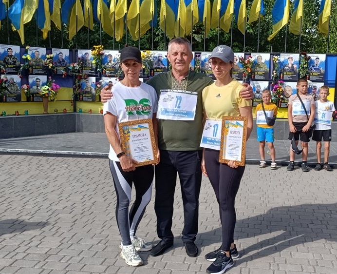 Переможниці серед жінок Ольга Чорна та Вікторія Гросу під час нагородження