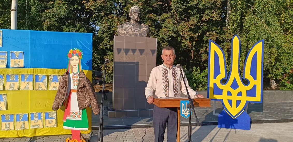 Олексій Осійчук вітає присутніх з державним святом