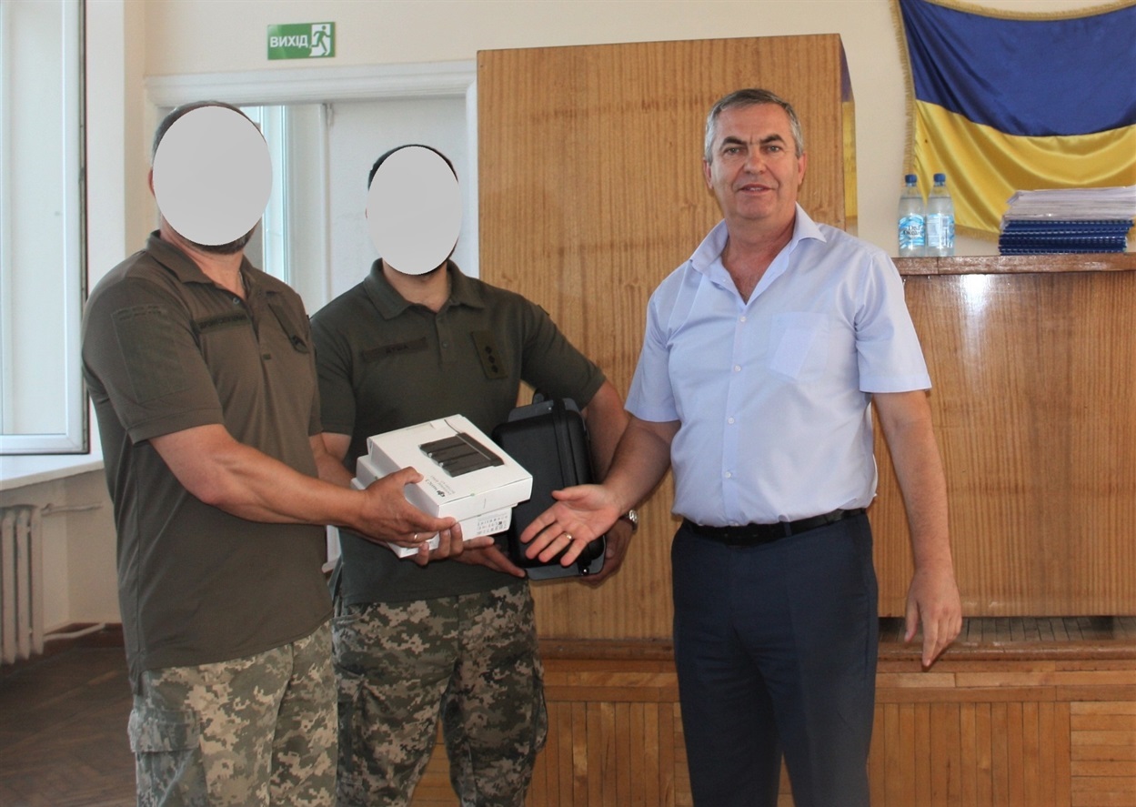 Під час передачі першого квадрокоптера військовим