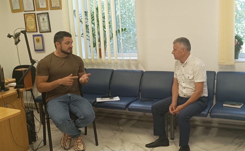 Денис Чорний із Олексієь Осійчуком обговорюють стан медицини Захарівщини