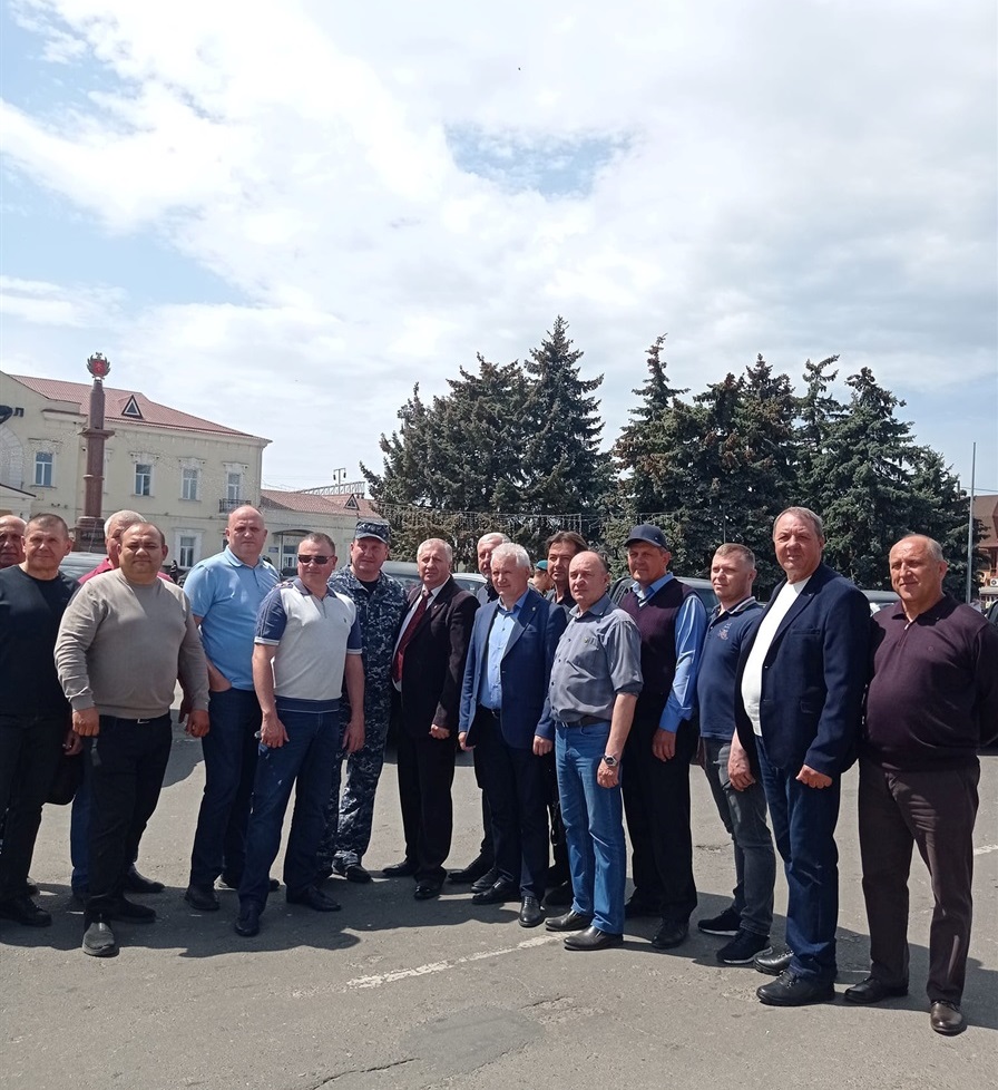 Микола Сорочан з колегами-аграріями під час передачі техніки для ЗСУ