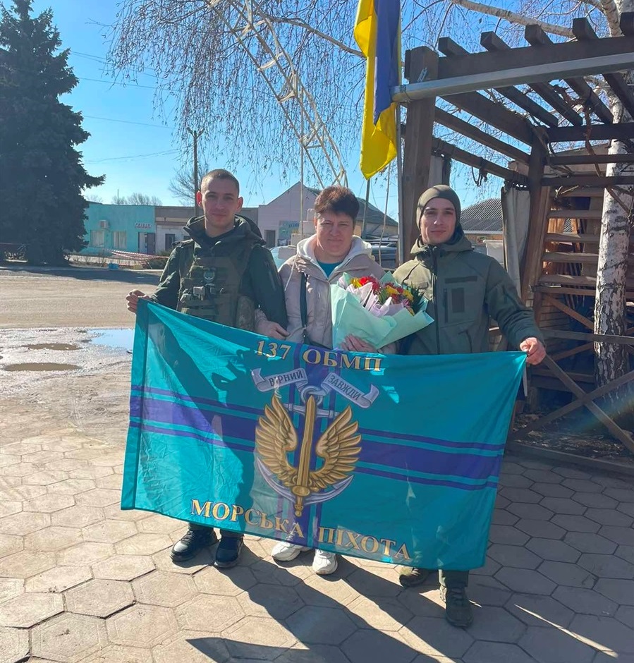З прапором, який отримав Сашко за проявлену в бою  мужність 