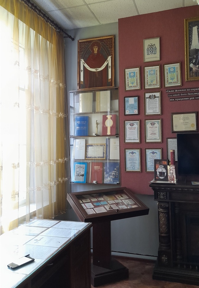 Якби ікона впала, вона б мала розбити внизу скло...
