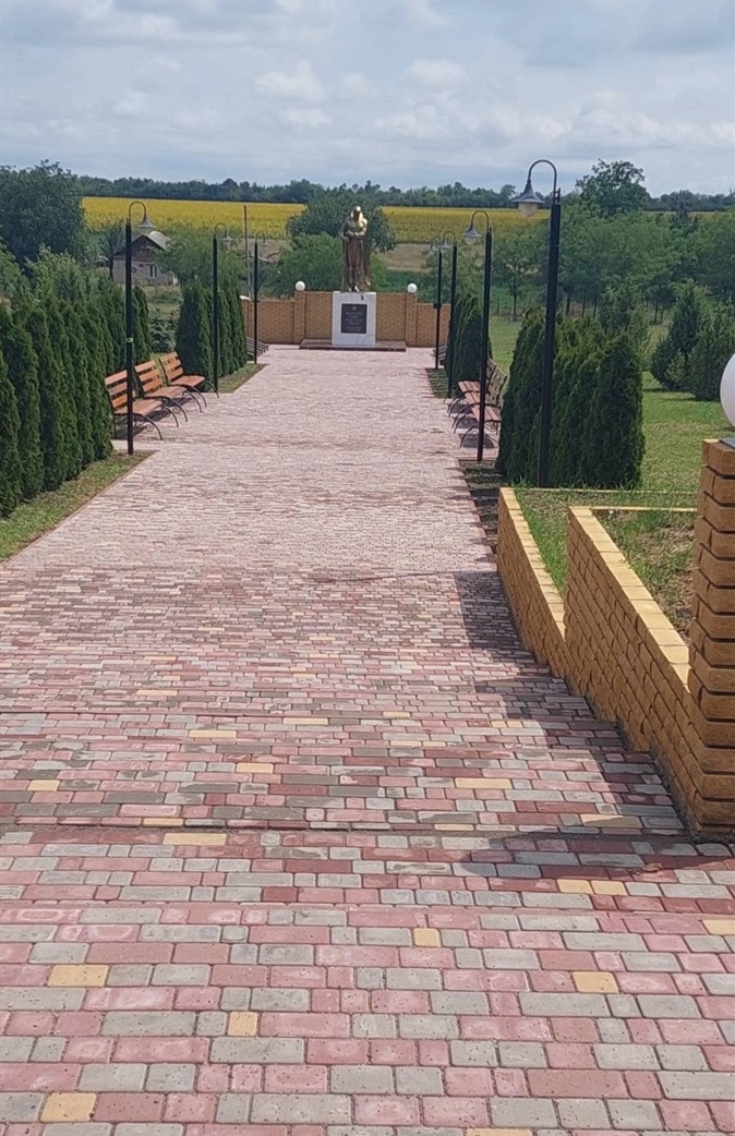 Пам'ятник і Алея Слави