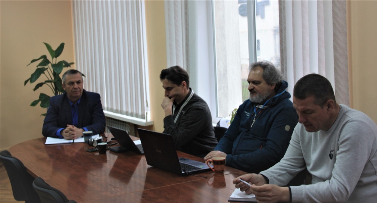Олег Бєлоус радиться з партнерами
