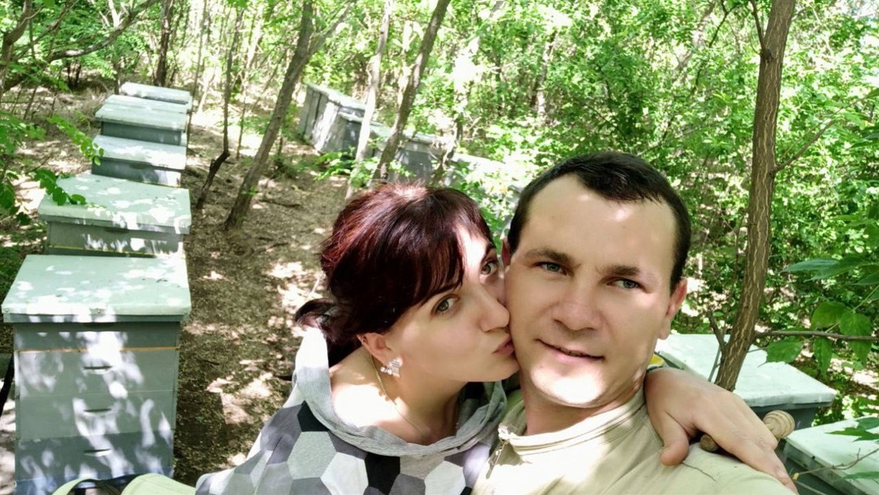 На пасіці з дружиною
