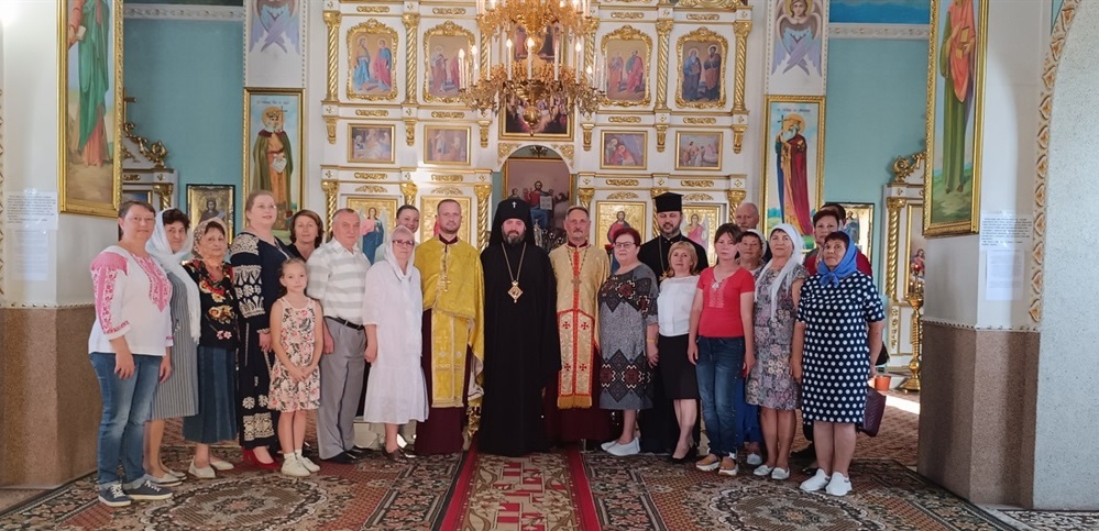 Фото на згадку про візит з вірянами