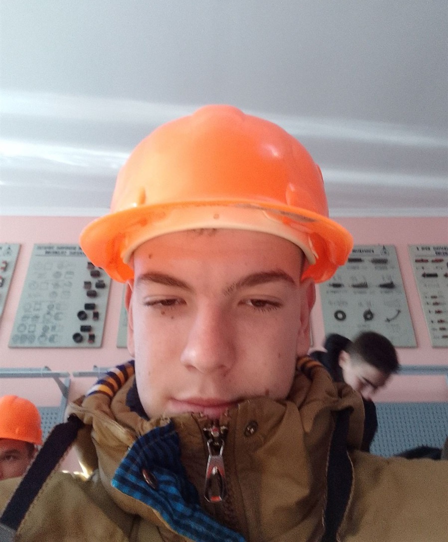 Женя зараз навчається на електрика