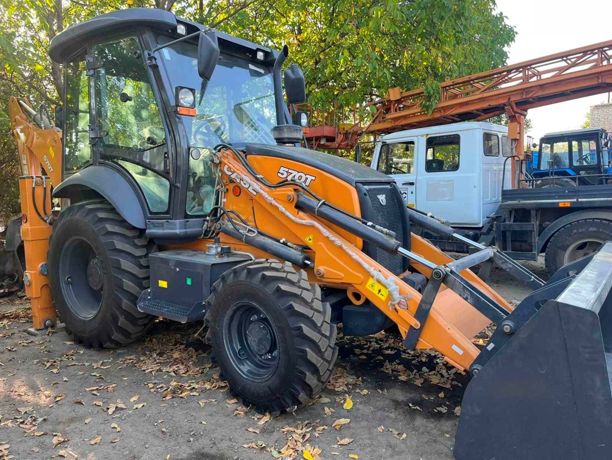Сучасний екскаватор-навантажувач CASE 570 T.