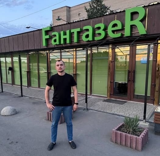 Євгеній Бойчук біля свого магазину