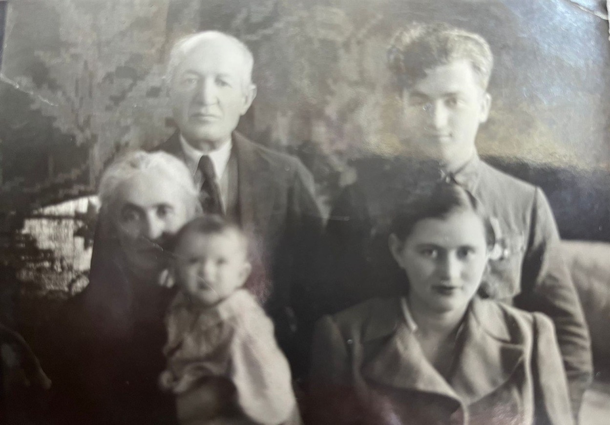 Грудень 1945 року, маленькій Ганні півтора року. Вся родина Варшавських дідусь Соломон, бабуся Євгенія, батько Лев Саломонович, матуся Кароліна Григорівна
