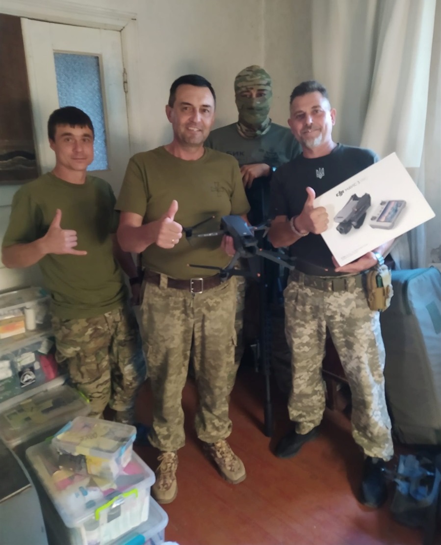 Юрій Радослалвов з бойовими побратимами і отриманим тепловізором