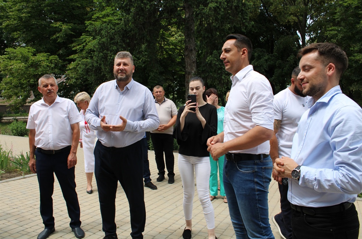 Олексій Осійчук, Олег Петров, Влад Георге та Філіп Гаварняну на території Захарівського ліцею