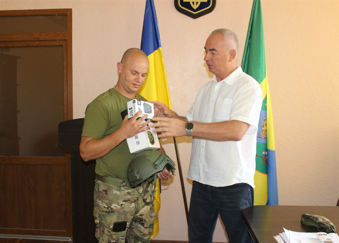 Віктор Лобач вручає спорядження Владиславу Волошину