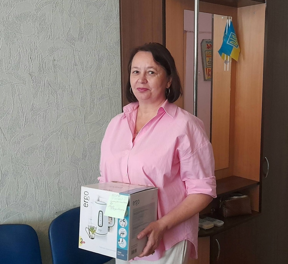 Оксана Іванівна Гайдук з електрочайником для Кодимського відділення УСЗН Подільської РДА