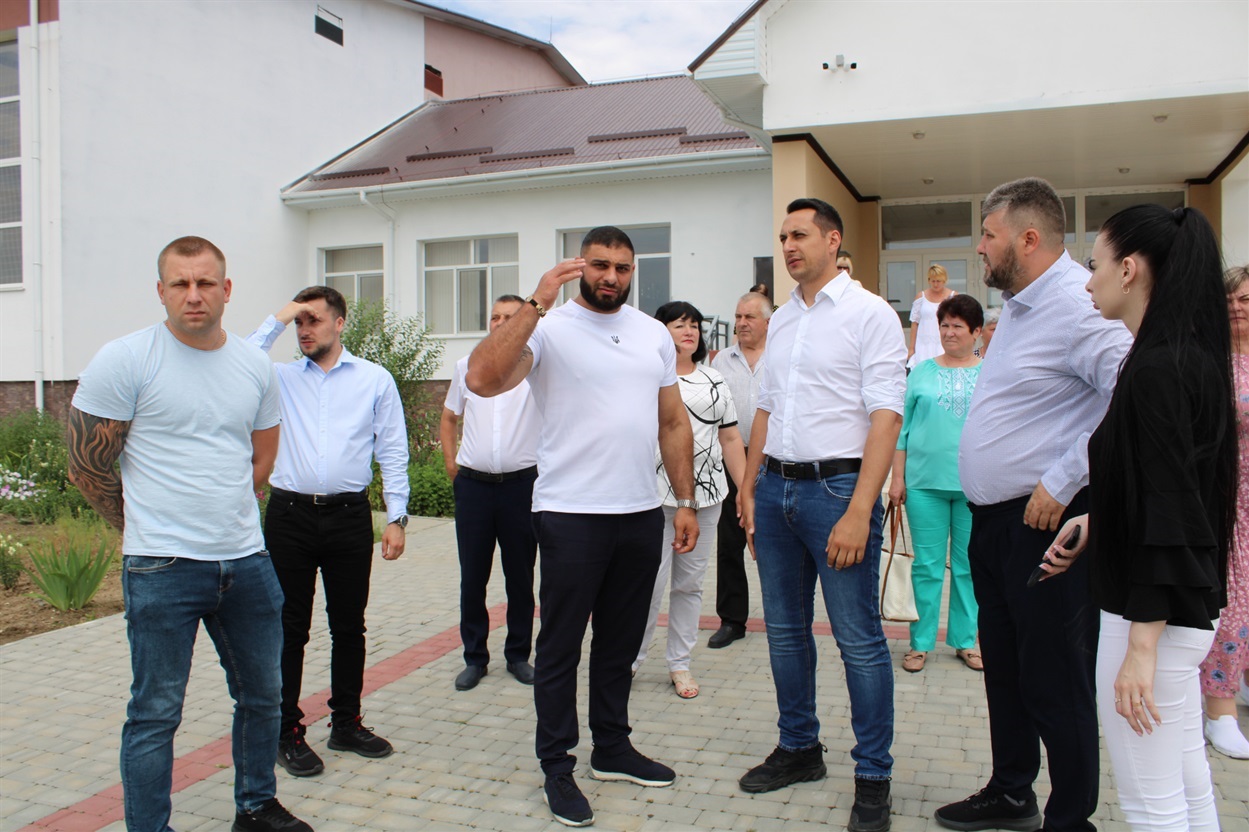 Під час огляду недобудованого стадіону в Захарівському ліцеї